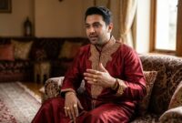 Ilustrasi pria mengenakan baju kurung sutra merah berhias emas dan cincin emas, menggambarkan larangan syariat.(poto: AI).