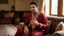 Ilustrasi pria mengenakan baju kurung sutra merah berhias emas dan cincin emas, menggambarkan larangan syariat.(poto: AI).