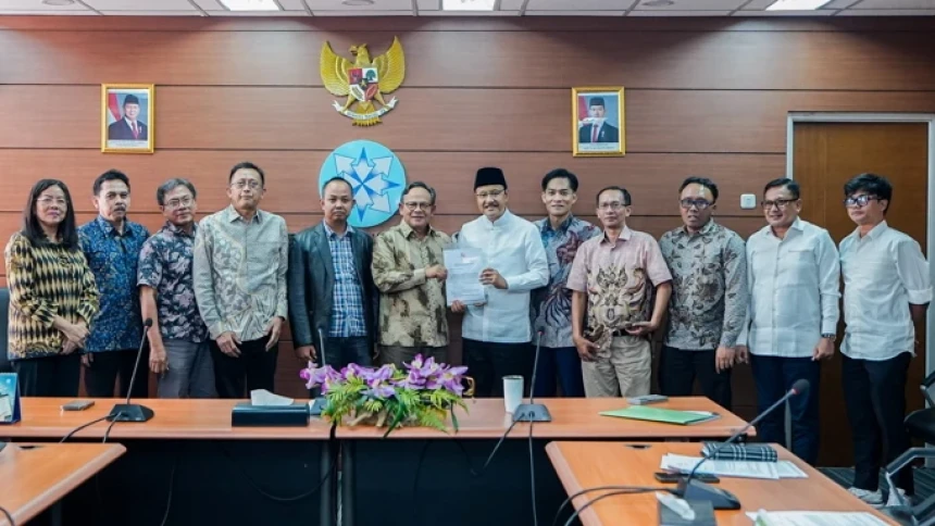 Ketua Panitia Muktamar ke-35 NU sekaligus Wakil Ketua Umum PBNU H Saifullah Yusuf (Gus Ipul) dan kuasa hukumnya saat menyambangi Dewan Pers, Kamis (15/10/2026).(poto: nu.or.id).