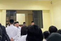 Kabag TU Kemenag Jambi H. Faizan memimpin langsung apel kedisiplinan pegawai di halaman kantor wilayah guna memastikan kesiapan seluruh jajaran, Selasa (13/10/2026).(poto: kemenag jambi).