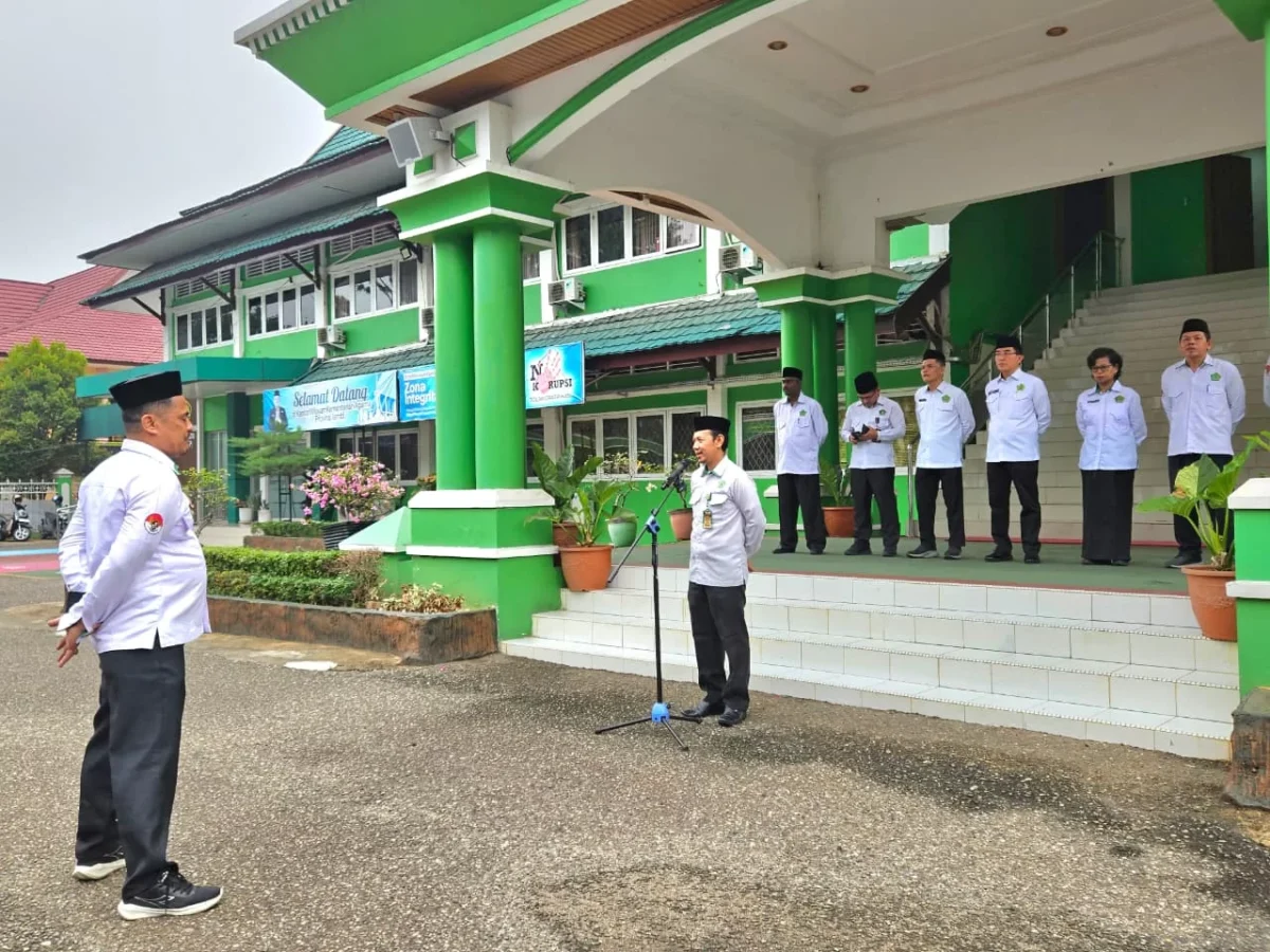 Ketua Tim Bina Penyuluh Agama Islam Kanwil Kemenag Jambi, Pungut Supriady, memaparkan rincian program kerja tersebut saat memimpin Apel Kedisiplinan Pegawai di halaman kantor, Senin (26/10/2026).(poto: kanwil kemenag jambi).