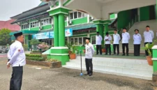 Ketua Tim Bina Penyuluh Agama Islam Kanwil Kemenag Jambi, Pungut Supriady, memaparkan rincian program kerja tersebut saat memimpin Apel Kedisiplinan Pegawai di halaman kantor, Senin (26/10/2026).(poto: kanwil kemenag jambi).